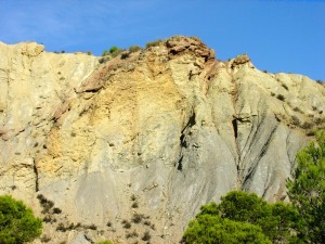 Restos del cabalgamiento trisico (rojo) sobre las margas cretcicas (gris) en el barranco del Mulo (parada 5) 