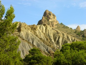 Crcavas en las margas cretcicas del barranco del Mulo. Al fondo crestas de areniscas [Barranco Mulo]