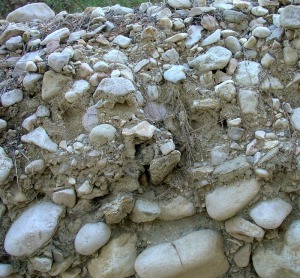 Detalle de una barra de gravas donde se pueden observar cantos imbricados 