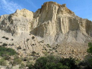 Las laderas verticales en el barranco son muy comunes e inestables. Margas cretcicas, sobre ellas depsitos detrticos de la cabecera del glacis. Obsrvese las geoformas erosivas de la cima