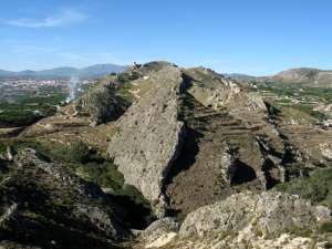 Panormica de los materiales malguides del Eoceno que forman las escamas tectnicas de Mula. Al fondo, tras el castillo, se observa el ncleo de un anticlinal 