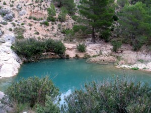 La primera zona de Bao est cerca del nacimiento. Al fondo se pueden ver las ruinas de un horno de cal 