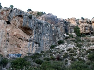 Detalle del escarpe de calizas eocenas formado por una falla inversa. Sobre ellas, en discordancia, las areniscas del Tortoniense superior 