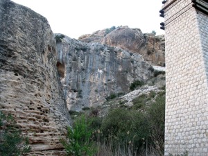 Arriba las areniscas marinas de la unidad III. En el centro las calizas del Eoceno y su escarpe de falla. A la derecha el bloque cado afectado por procesos de alveolizacin 