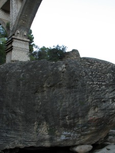 Detalle del gran bloque desprendido de la parte alta de la rambla 