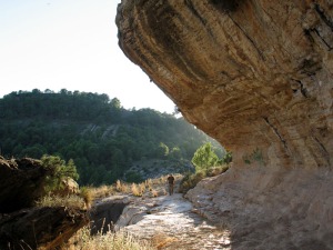 En la parte alta del escarpe del Charcn, hay un abrigo cuya base es un hard ground 