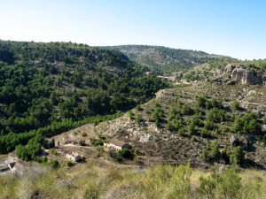 Panormica del curso alto de la rambla de Perea. Abajo la presa y la casa de Perea. Al fondo el acueducto del Taibilla 