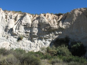 En la base, margas marinas (Tortoniense superior, unidad III). En el centro, areniscas fluviales (unidad IV). Arriba un paleocanal de conglomerados fluviales (Plio-Cuaternario) 