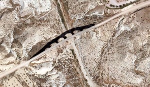 Vista area de la rambla de Perea. El viaducto la adorna con su sombra. Los peregrinos que van hacia el Santuario de la Cruz de Caravaca disfrutan de estos hermosos paisajes geolgicos 