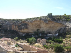 Sobre la casa de la Cueva hay una imponente pared de areniscas. Su estratificacin cruzada nos cuenta que es una gran duna submarina 