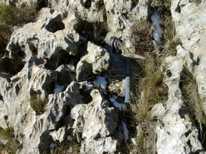 Detalle del lapiaz mixto. Obsrvese las oquedades del lapiaz oqueroso exhumado y las acanaladuras del lapiaz estructural 