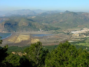 Vista de la Baha de Portmn desde el monte de las Cenizas. Obsrvese el color oscuro y amarillento de los vertidos mineros que la rellenan 