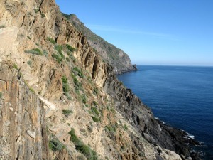Imponentes acantilados de rocas metamórficas limitan la bahía de Portmán 