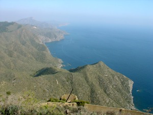 Costa acantilada del Parque Natural de Calblanque, Monte de las Cenizas y Peña del Águila desde la batería de las Cenizas 