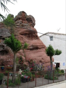 La geodiversidad adorna nuestros pueblos, nuestros jardines, nuestras rotondas. Chiquilla, Guadalajara. Laberinto de rocas utilizado para amortiguar los rigores climatolgicos, para defensa...