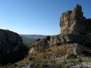 Hay lugares geolgicos que han sido la clave para el desarrollo de nuestra historia. Castillo de Benizar sobre un faralln de areniscas marinas del Mioceno 