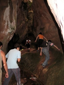 La geodiversidad de Murcia se enriquece con variada geomorfologa krstica superficial y subterrnea: dolinas, lapiaces, cuevas, simas, estalactitas, estalagmitas. Estrecho Agualeja, Aledo 