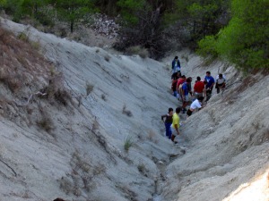 Un lugar de inters geolgico mundial es el barranco del Gredero, pues conserva restos del cataclismo que gener el impacto del meteorito a finales del Cretcico. La capa negra de Caravaca 