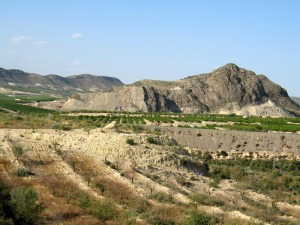 Los Estudios de Impacto Ambiental deben considerar la afeccin al Patrimonio Geolgico. El volcn de Zeneta, Murcia, afectado por una cantera. El nico uso que deben tener estas rocas es el cientfico