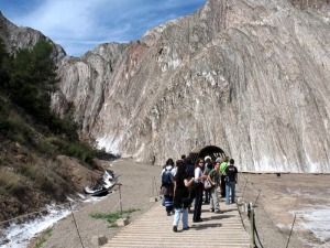 El patrimonio minero y sus minas se utiliza como un recurso turstico y educativo. Es fuente de desarrollo de reas deprimidas. Alumnos de la Universidad de Murcia en la mina de sal de Cardona