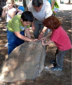 La herramienta ms eficaz para conservar el patrimonio geolgico es educar desde la infancia. Dos nios, entusiasmados, ven una roca del museo geolgico al aire libre de la Universidad de Murcia