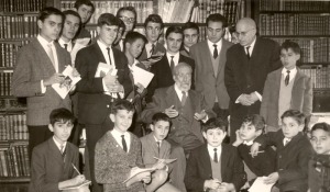 Antonio Oliver junto a los alumnos del Instituto Cardenal Cisneros, de visita a Ramón Menéndez Pidal. Madrid, 24 de octubre de 1964 