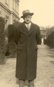 Antonio Oliver frente al Museo Arqueológico de Madrid en los años 40 [Antonio Oliver]