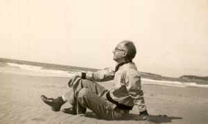 Antonio Oliver en la playa hacia 1950 
