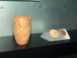 MNAS ARQVA Cartagena. Vaso de cermica de paredes finas decorado con escamas de pia. Pecio de San Ferreol. s.I a.C. y fichas de juego de poca romana procedentes de dragados del Puerto de Mazarrn