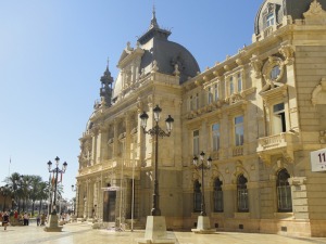 El Ayuntamiento de Cartagena, enfocando al puerto, en una maana 