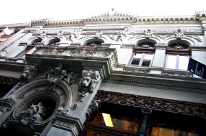 Fachada del Casino de Murcia. En la imagen se observan distintos ornamentos y acabados 