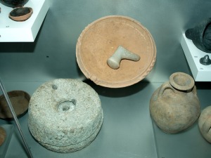 MNAS ARQVA Cartagena. Conjunto de mortero itálico y mano del mismo más molino de piedra. Pecio Escombreras 1, s.II a.C. 