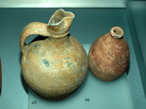 MNAS ARQVA Cartagena. Jarra con asa de pico vertedor y botella de cerámica común de época romana de Escombreras 