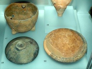 MNAS ARQVA Cartagena. Hornillo trípode, mortero y tapadera romanos de Escombreras y embudo de Isla Plana 