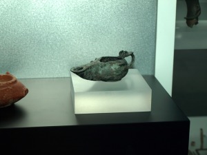 MNAS ARQVA Cartagena. Lucerna de bronce del yacimiento de Escombreras, s.II a.C. 