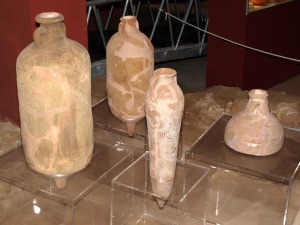 Museo Arqueológico de Mazarrón. Ánforas romanas tardías de tipología KEAY y manufactura africana de la calle Fábrica, en el Puerto de Mazarrón 