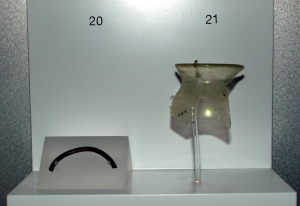 MNAS ARQVA Cartagena. Pulsera romana de vidrio negro y vaso de vidrio, s.III-V 