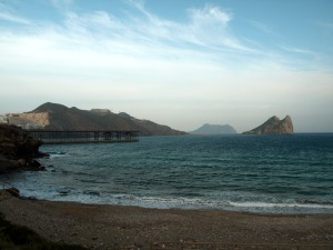 Bahía del Hornillo. Puente de Hierro del s.XIX. Al fondo Isla del Fraile y Cabo Cope 