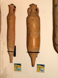 Museo Arqueológico de Águilas. Ánfora spatheion de producción local para salazones en época tardorromana fines s.IV y s.V d.C. Acompañada de otra forma africana 