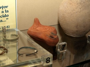 Museo Arqueológico de Águilas. Lucerna, lámpara de aceite, romana de manufactura africana. Necrópolis del Fraile 