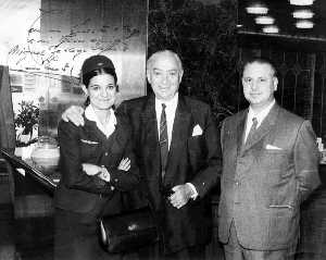 Primer vuelo civil en el Aeropuerto de San Javier (1968). De derecha a izquierda: Miguel Gallego Zapata, Perico Chicote y azafata del vuelo (Donacin de D. Miguel Gallego Zapata).
