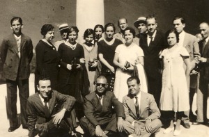 María Cegarra, Carmen Conde y Antonio Oliver con el grupo de la Romería lírica a Oleza en homenaje a Gabriel Miró el 2 de octubre de 1932