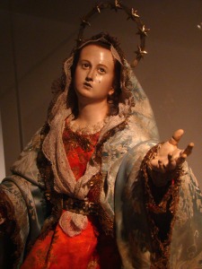 Dolorosa arrodillada ante la Cruz