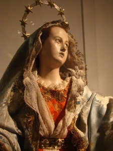 Dolorosa arrodillada ante la Cruz