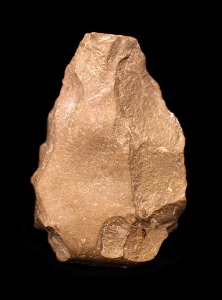 Hacha de mano encontrada en el yacimiento de la Cueva Negra de Caravaca