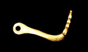 Pasador acodillado (oro, moldeado; Siglos. IV-II a.C)