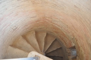 escalera de caracol-bajada e iluminada 