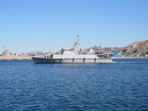 Fragata hacia el puerto 