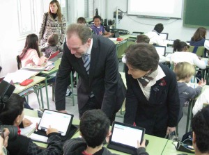 El consejero de Educacin, Formacin y Empleo, Constantino Sotoca, y la presidenta de la Fundacin Albniz, Paloma O?Shea 