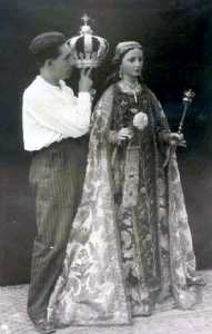 Juan el del Carmen, colocndole la corona a la Virgen. Ao 1920.